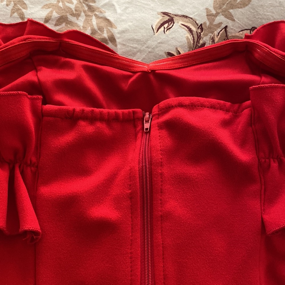Off-shoulder Ruffle Crop Top - Picture 4 of 4